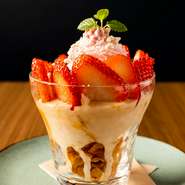 旬のフルーツを使用したシェフ特製パフェ。映えも間違いなし！