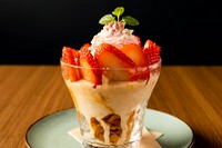 旬のフルーツを使用したシェフ特製パフェ。映えも間違いなし！
