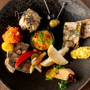 バラエティ豊富な自家製タパス。イチオシは6～7種の日替わりタパスを2人前盛り合わせた『SPICA Tapas Plate』。まずはこちらオーダーし、お酒と楽しみながら次のメニューを考える…というスタイルがおすすめです。