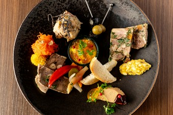 単品も盛り合わせでも楽しめる、バラエティ豊富な『タパス』