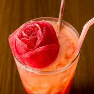 薔薇のリキュールと巨峰のお酒に薔薇氷を飾った、美しいカクテル。