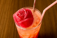 薔薇のリキュールと巨峰のお酒に薔薇氷を飾った、美しいカクテル。