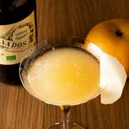 和梨のフレッシュジュースと、リンゴのブランデー『カルヴァドス』を使用した、あまざっぱりとしたカクテルです。