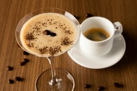 コーヒー豆を漬け込んだ自家製インフュージョン焼酎と、コーヒーリキュールにエスプレッソを使用した、大人のカクテル。