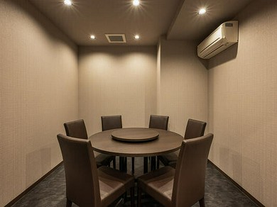 親しい仲間とゆっくり食事