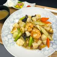 トロトロな餡かけに野菜・海鮮たっぷり

