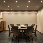 完全個室でゆったり寛げます。
ご家族で、接待で、お祝い事で是非ともお使いください。