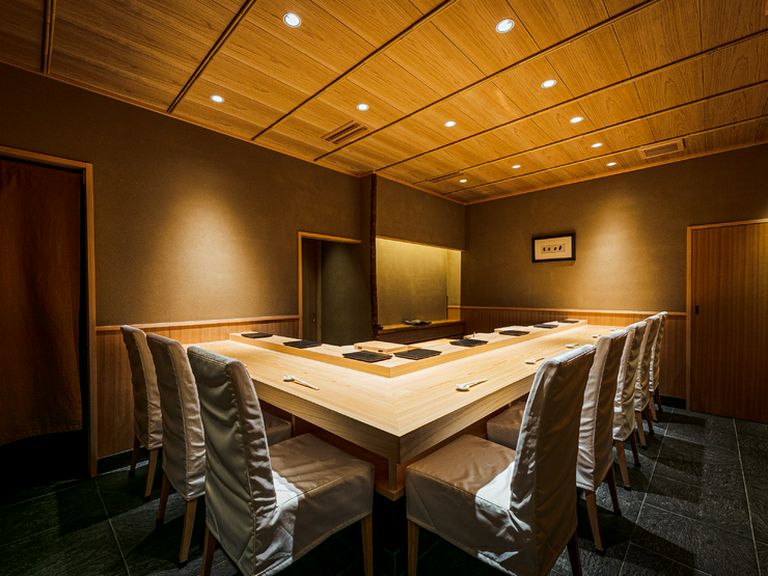 L字型のカウンターでやまと劇場を存分に楽しむ