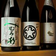 日本酒は、常時10数種を用意。写真は左から奈良今西酒造の『みむろ杉』大吟醸、北海道上川大雪酒造の『十勝』純米、茨城県森島酒造の『森嶋』雄町純米大吟醸。一合1,000円～。	