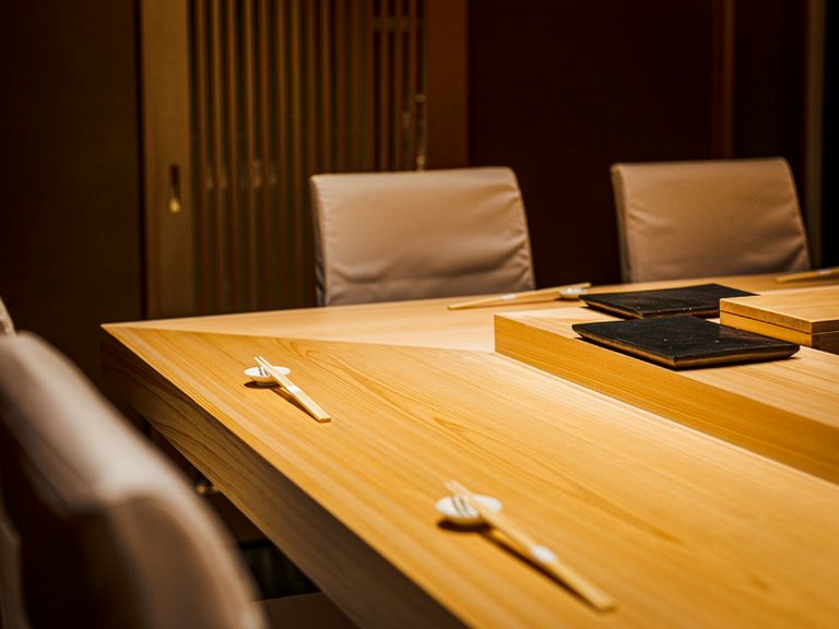 店主との会話もはずむカウンター				
