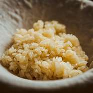 鮨飯は独自の味を確立すべく試行錯誤。米は富山のコシヒカリの古米を使用。酢は赤酢を2種。試行錯誤してブレンドし、酸味とコクのバランスを調整。一度に一升の米を炊いて仕込みます。

