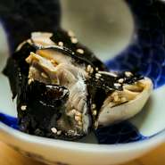 だしで炊いた北海道産仙鳳趾産の牡蠣はふっくらとしてミルキー。火を入れることで、更にそのあまみが膨らみます。軽やかな胡麻油の風味と海苔の香りがアクセントとなり、お酒を呼ぶ逸品になります。	