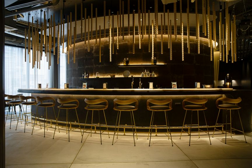 「吉野ひのき」でしつらえた、曲線を描くカウンターが圧巻