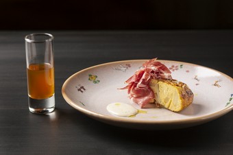 豚とジャガイモの旨みを余すことなく味わう『ジャガイモと玉ねぎのトルティージャ 生ハム コンソメスープ』