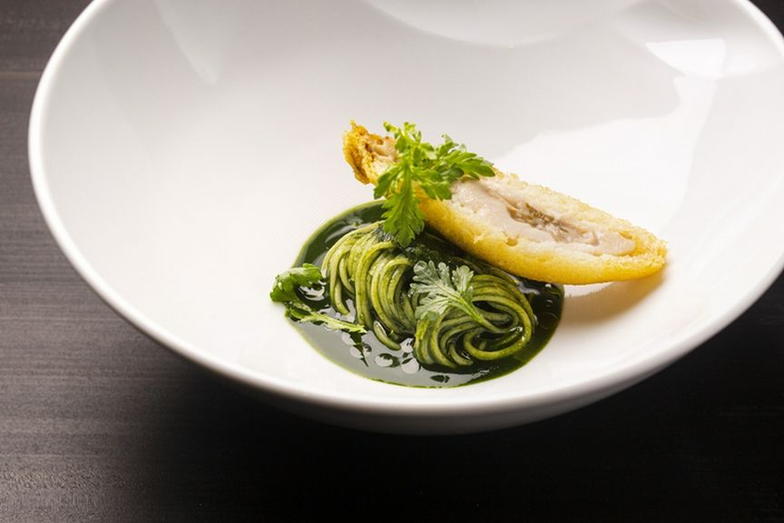 麺の柔らかな食感と喉越しが心地いい『三輪山本のパスタ麺 大和きくなのソース 牡蠣のベニエ』