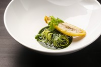 麺の柔らかな食感と喉越しが心地いい『三輪山本のパスタ麺 大和きくなのソース 牡蠣のベニエ』