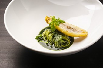 麺の柔らかな食感と喉越しが心地いい『三輪山本のパスタ麺 大和きくなのソース 牡蠣のベニエ』