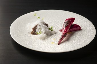 鹿肉の滋味とタイムの爽快な風味に冬の奈良を想う『野鹿タルタル 片平あかね タイムの雪』