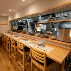 カウンターは全部で6席！おひとり様でもお気軽にお越しください