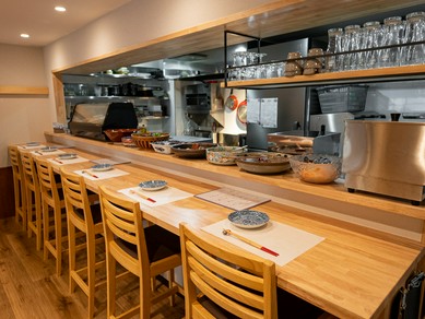 カウンターは全部で6席！おひとり様でもお気軽にお越しください