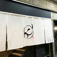 神戸三宮駅の高架下、清潔感あふれる白暖簾が迎える【すし食堂 ito】。肩ひじ張らないカジュアルな雰囲気はまさに“食堂”。1階・2階の2フロアからなる店内は、本格江戸前鮨を求めるゲストで賑わいます。