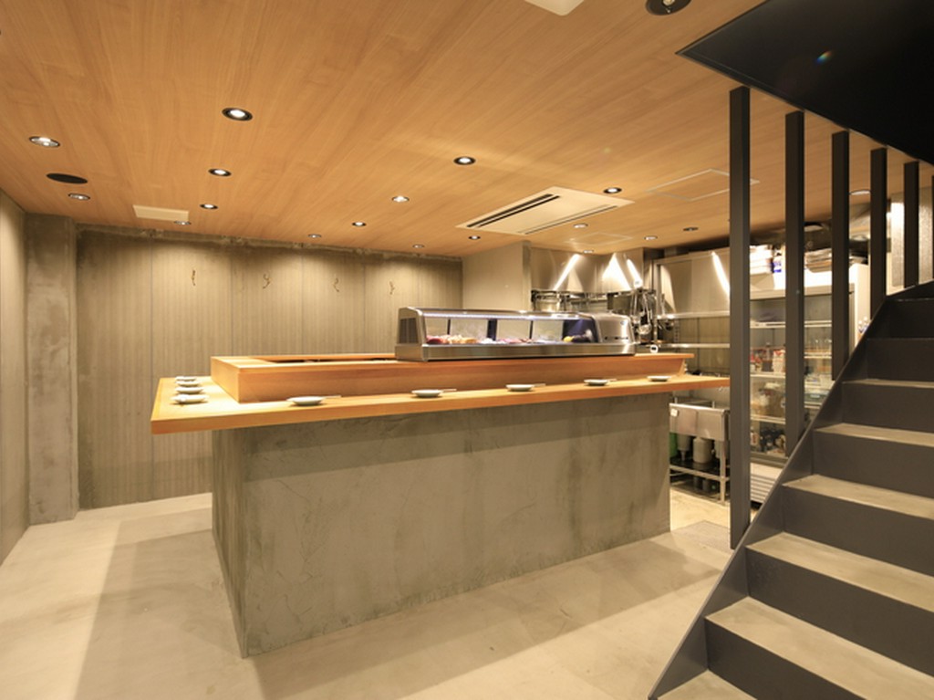 握りたての鮨を一貫ずつ提供。カウンター中心の1階席