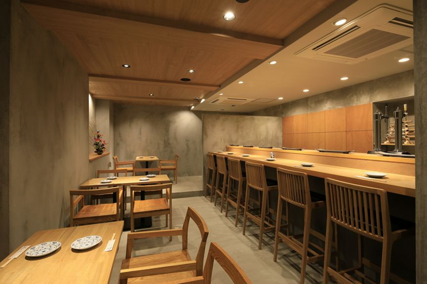 デートや会食に。落ち着きのある上質な空間が広がる2階席