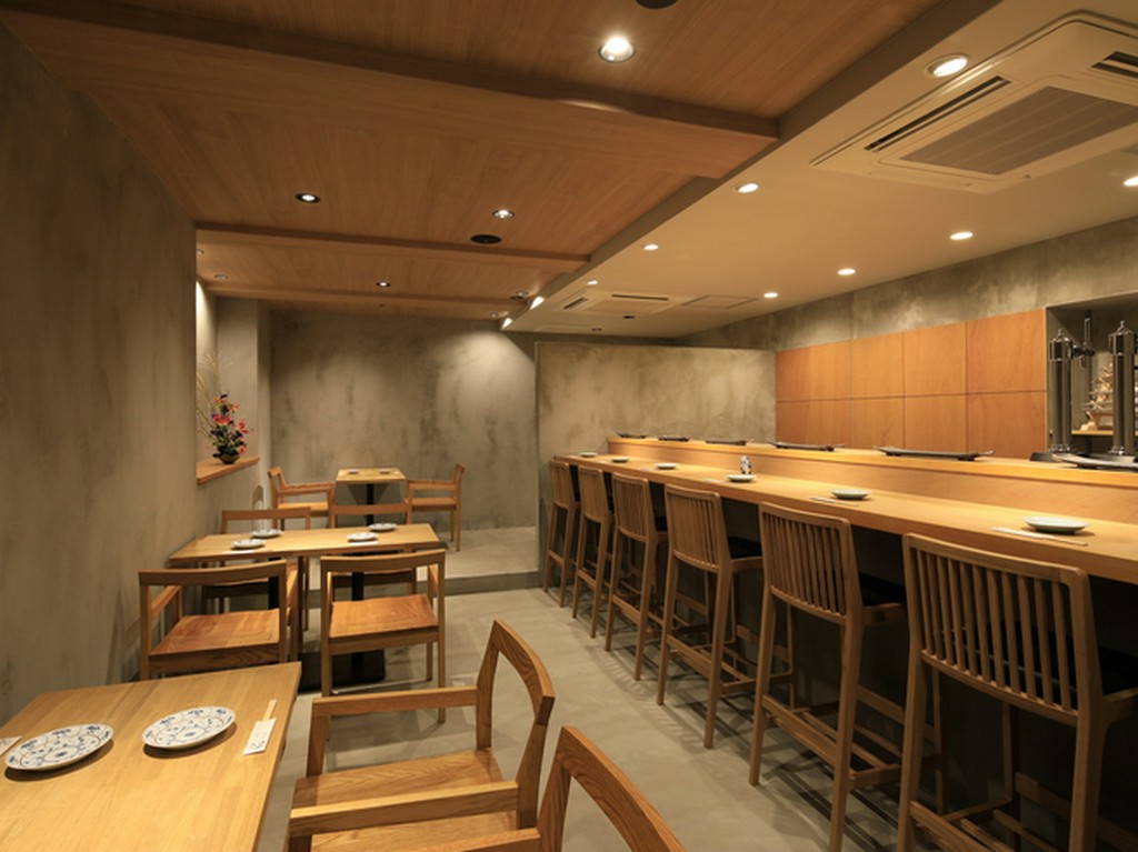 デートや会食に。落ち着きのある上質な空間が広がる2階席