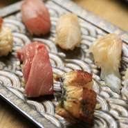 シャリに赤酢を使用した江戸前鮨は【すし食堂 ito】の看板メニュー。伝統の江戸前握りはもちろん、「握らない鮨」や「変わり鮨」などオリジナリティあふれるメニューがそろいます。