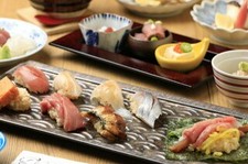 お二階でゆったり召し上がっていただく季節のお鮨のコース。その日手に入るネタを贅沢に。
