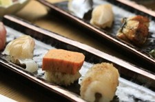 お二階のお席でゆったりと味わえる鮨のコース。