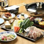 目にも美しい「先付け」から始まるコースは、2階の客席だけで味わえるプレミアムなメニュー。その時々にもっとも旨みを増す魚介をメインに、刺・煮・揚などさまざまな調理法で楽しませてくれます。