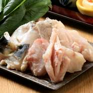 『鍋コース』のメイン食材には、四季折々の旬の鮮魚が登場。寒い時期には高級魚として知られる「フグ」や脂の乗った「ブリ」、暑さが続く季節には、おだしの中で花開く「鱧」をいただけます。