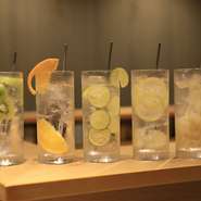 目にも涼やかなグラスが並ぶ『生フルーツサワー』の注目は、生姜の甘酢漬け（ガリ）を使用した『ガリサワー』。甘みと酸味が絶妙にマッチした新感覚の味わいです。