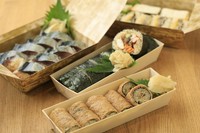 堂々たるルックスの『サバ棒寿司』や一口サイズの『ITOいなり』、青魚をパンで挟んだ『あおせサンド』はテイクアウトの人気のメニュー。自分へのご褒美やホームパーティーにもオススメです。