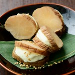 秋田の名物いぶりがっこにクリームチーズを合わせたワインによく合う一品です。