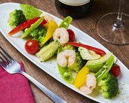 色とりどりのお野菜、海老、アボカドを自慢の自家製ドレッシングで！