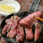 灼熱の石の上にのせてお出しします。熱々の焼きたてをどうぞ！