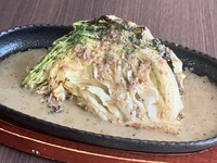キャベツを豪快に焼き、たっぷりのアンチョビソースをかけた大人気メニュー。