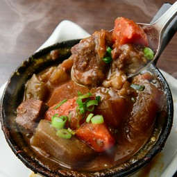 ぐつぐつ牛スジの味噌煮込みシチュー