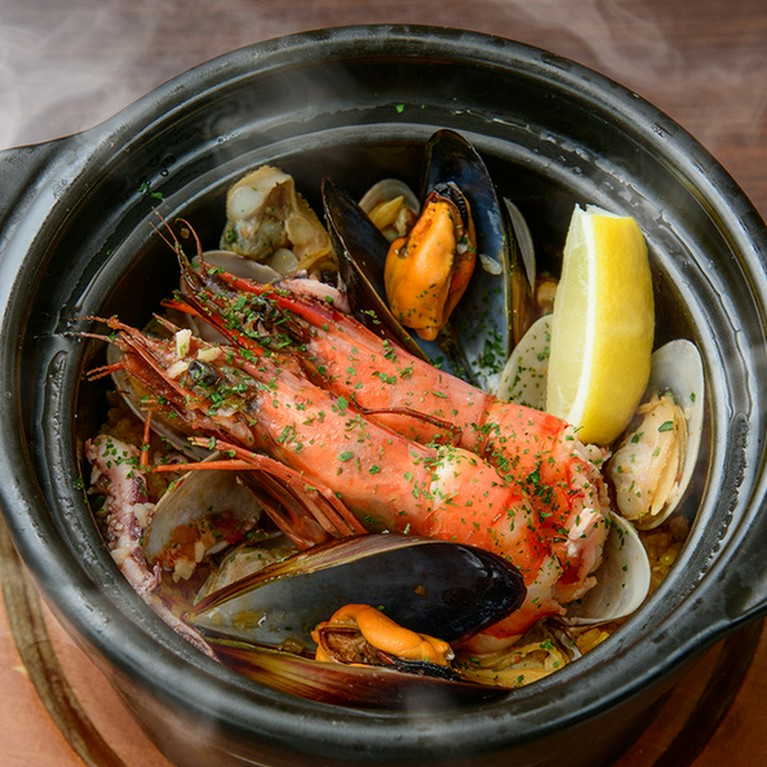 具だくさん！魚介の土鍋ぱえりや