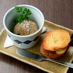 スペインのシェリーでマリネしてレバーの臭みを消してます。ほのかに甘く濃厚なパテ。フルーツジャムとご一緒にどうぞ。