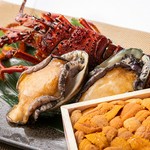 各地から厳選した食材が織りなす絶品料理は、前菜や海鮮、A5黒毛和牛サーロインなど味わえるラインナップ。