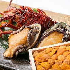 各地から厳選した食材が織りなす絶品料理は、前菜や海鮮、A5黒毛和牛サーロインなど味わえるラインナップ。