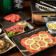 新鮮な内臓肉はクサみを感じさせないため、ホルモン初心者の方にもオススメです。いつものメンバーでの食事に新たな選択肢。焼肉と内臓肉を囲み、会話に花を咲かせてみては。