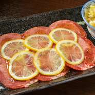 焼肉の人気メニューであるタンは、一味違ったスタイルでいただくのがオススメ。スライスレモンに乗せたまま焼き、そのままタンとレモンを同時にいただくメニュー。爽やかな酸味と心地よい弾力をたっぷり楽しめます。