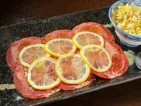 焼肉の人気メニューであるタンは、一味違ったスタイルでいただくのがオススメ。スライスレモンに乗せたまま焼き、そのままタンとレモンを同時にいただくメニュー。爽やかな酸味と心地よい弾力をたっぷり楽しめます。