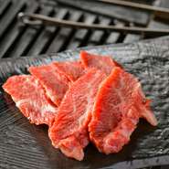 内蔵肉だけでなく、焼肉メインでも利用できるお店。こちらは上質なA5和牛カルビを、贅沢に味わえる逸品。安定したおいしさを提供するため、仕入れ先にもしっかりこだわっています。