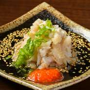 ホルモン系の定番メニュー。丁寧な下処理を施した、白センマイを使用。酢味噌ではなく、ポン酢でいただくのが【きもやき屋】流。クサみを感じさせないため、普段センマイ刺しをオーダーしない方にもオススメです。
