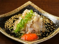 ホルモン系の定番メニュー。丁寧な下処理を施した、白センマイを使用。酢味噌ではなく、ポン酢でいただくのが【きもやき屋】流。クサみを感じさせないため、普段センマイ刺しをオーダーしない方にもオススメです。